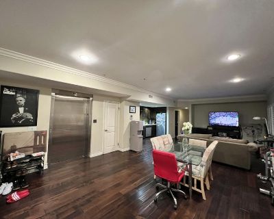 Total rooms: 4. Deposit: $1,000.00 * Utilities included?: Some * Fees apply?: No. References required. Non-smoking. Furnishings: Unfurnished * Parking: No * Garage: Yes * Yard/patio: No * Balcony/roof terrace: No * Disabled access: Yes * Living room: shared * Broadband included: Yes. Availability Available Now Minimum term 12 months Maximum term None. One private bedroom with shared bathrooms a...