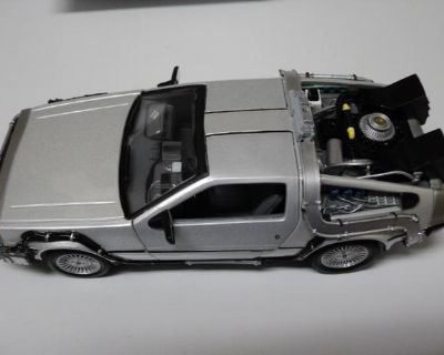 BACK TO THE FUTURE DELOREAN 1/24 SCALE (part missing above trunk))