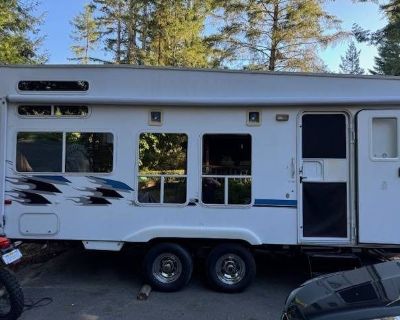 2005 Weekend Warrior FS3000 Fifth Wheel Toy Hauler