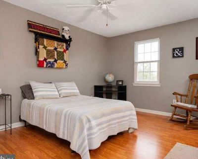 Shared room with own bathroom in a House, Lake Shore, MD 21122