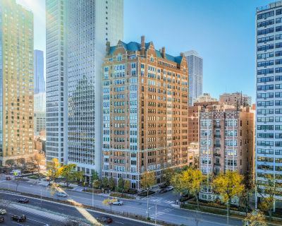 3 Bedroom 2BA 1800 ft Condo For Sale in Chicago, IL