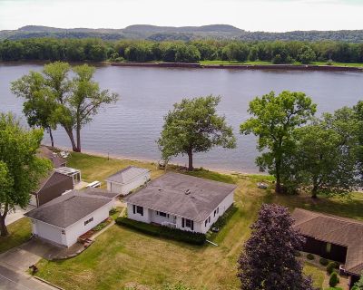 4 Bedroom 1BA 1672 ft Single Family House For Sale in Cassville, WI