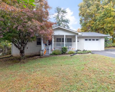 3 Bedroom 1BA 1176 ft Single Family House For Sale in Dickson, TN