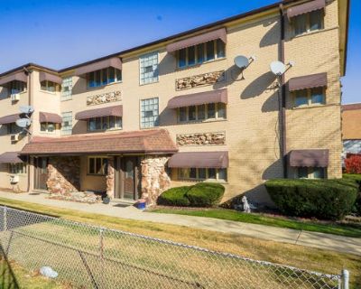 2 Bedroom 1BA 1000 ft Condominium For Sale in CHICAGO, IL