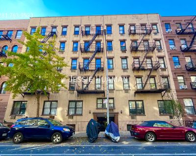 306 East 91st Street. Available Immediately | Upper East Side Discover this bright and spacious 1-bedroom apartment in a desirable Upper East Side elevator building. Designed with comfort and style in mind, the home showcases gleaming hardwood floors, soaring ceilings, a king-size bedroom, and a marble bathroom. The open kitchen comes complete with modern appliances, perfect for cooking and ent...