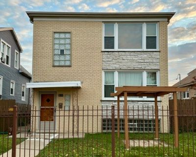 Property for Rent in Chicago, IL for $2,299 with 3 bedrooms and 1 full bath, 1 half bath. This 1,450 square foot property was built in 1973.. Beautifully cared for unit, offers hard to find space. 2nd Floor unit offers 3 good size Bedrooms and 1.5 baths. Excellent location in Portage Park/Jefferson Park area. Don't miss this opportunity for space and comfort within the city, close to Six Corner...