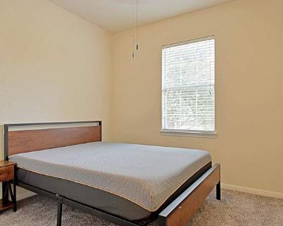 Available on: now. Furnished. Parking available * Internet included * LGBTQ+ friendly * Students welcome * 40+ years welcome PadSplit will require background checks for this room Learn more. Private Rooms in Comfortable & spacious Cibolo House, starting from $189/week, all utilities and Wifi included. Your new home awaits! This beautiful Cibolo home is waiting for you. This PadSplit has a Backy...