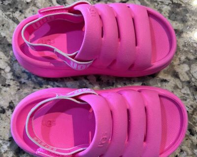 Ugg toddler size 9 sport yeah sandals in taffy pink
