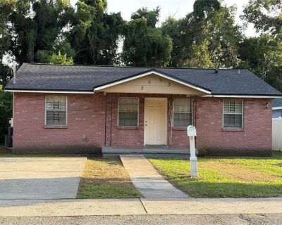 3 Bedroom 1BA 1044 ft Apartment For Rent in Tampa, FL