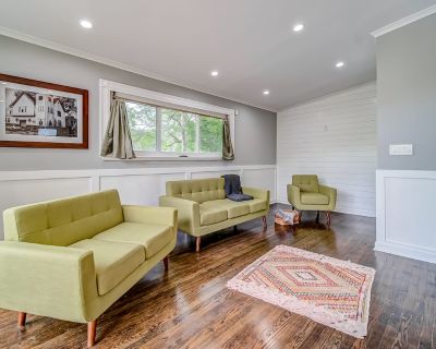 3 Bedroom 2BA Pet-Friendly House Vacation Rental in Venetian Hills Hideaway, Atlanta, GA