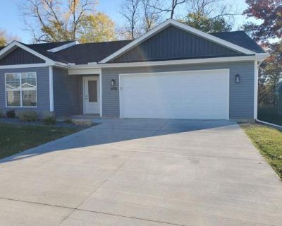 3 Bedroom 2BA 1600 ft Pet-Friendly Apartment For Rent in East Moline, IL