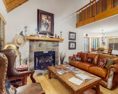 2 Bedroom 2BA Pet-Friendly Cabin Vacation Rental in Happy Trails, Blairsville, GA