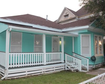 3 Bedroom 1BA 1227 ft Single Family Detached House For Rent in Galveston, TX