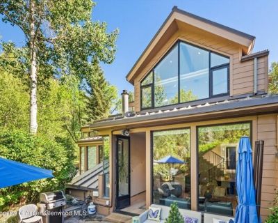 155 Lone Pine-River Blf Unit C2. Awaken to breathtaking Aspen Mountain views in this recently renovated, spacious 3-bedroom townhome, just minutes from the Central Core. Sunlight fills the ground-floor living areas through southern windows and high ceilings, offering stunning views throughout the day. The fully equipped kitchen, dining area, and expansive patio provide ideal spaces for entertai...