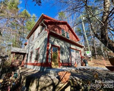 1 Bedroom 1BA 800 ft Furnished Apartment For Rent in Black Mountain, NC