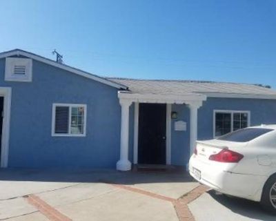 Shared room with shared bathroom in a House with 7 roomies, Santa Ana, CA 92707