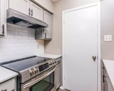 2 Bedroom 2BA 1000 ft Pet-Friendly Apartment For Rent in Benbrook, TX