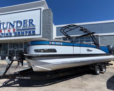 Introducing the 2024 TAHOE 2585 CASCADE PREMIUM EDITION QUAD LOUNGER, equipped with powerful Twin Yamaha 300hp V6 4.2L motors. This pristine, one-owner Tritoon is designed for exceptional maneuverability with integrated electric digital steering and Joystick Control. Enjoy peace of mind with motor warranties valid until August 2028. This boat boasts impressive features such as a Power Retractab...