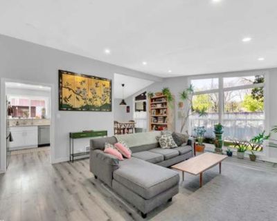 3 Bedroom 3BA 1391 ft Pet-Friendly Apartment For Rent in Highland Park, IL