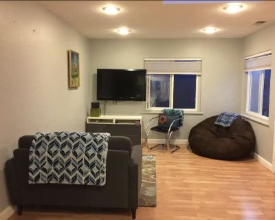 Fully-furnished room in a cozy 2Bd/1Ba apartment