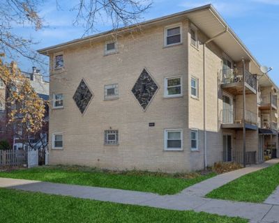 2 Bedroom 1BA 1000 ft Condominium For Sale in CHICAGO, IL
