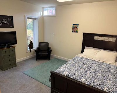 Available on: november 22. Furnished. Parking available * Internet included * Students welcome * 40+ years welcome Samar will require background checks for this room Learn more. A furnished bedroom with lots of natural light, shared living room and bathroom. Has private entrance.. Rent $1,000 per month Bills Not included Security deposit $1,000 Property type House Room furnishing Furnished Pref...