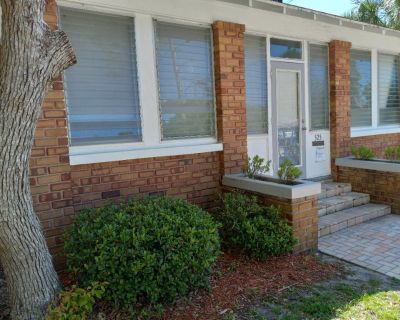 Quiet, clean, cozy home located next to the courthouse in Clearwater. Walking distance from one of the best beaches in the country. Very safe neighborhood with plenty of parking and public transportation just across the street from the actual house. I am an elderly gentlemen, respectful, considerate, and I travel often and not always home. Prefer a female roommate. I am a snow bird and usually ...