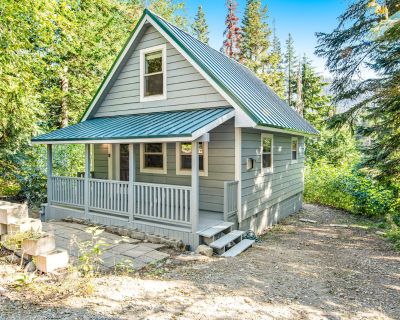 1 Bedroom 1BA Pet-Friendly Cabin Vacation Rental in Snowdrop Summit Cabin, Snoqualmie Pass, WA