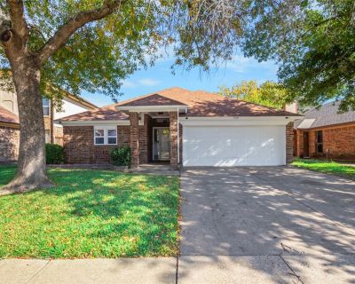 3 Bedroom 2BA 1229 ft Single Family House For Sale in Arlington, TX
