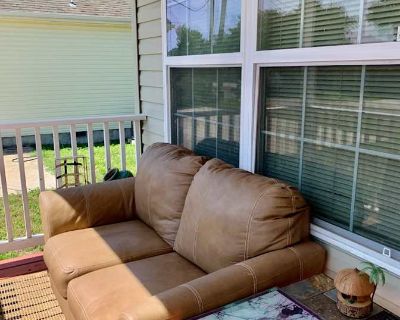 Available on: now. Furnished. Pet friendly. Parking available * Internet included * LGBTQ+ friendly * Cat friendly * Dog friendly * Students welcome * 40+ years welcome Veneta will require background checks for this room Learn more. It is 3 bedrooms 2 full bath rooms, 15 min from beach, WinDixi , Public grocery store. Laguna park where you can camp if you like 10 min from the house. Military we...