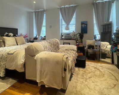 166 E 88th St #4A. This beautifully gut-renovated alcove studio in the heart of Carnegie Hill offers a loft-inspired layout with soaring ceilings, a spacious living area, and generous storage. The separate eat-in kitchen is outfitted with stainless steel appliances, marble tile flooring, and a stylish tile backsplash. A luxurious spa-style bathroom is tucked away just beyond the kitchen for add...