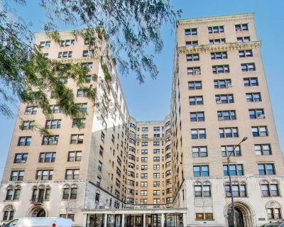 1 Bedroom 1BA 1050 ft Condo For Sale in Chicago, IL