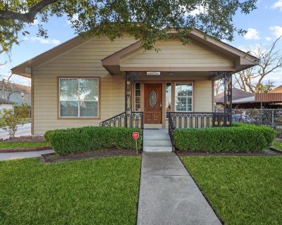 1615 Airline Drive. All utilities included!!! Welcome to this charming 2-bedroom bungalow, now available for lease in a highly sought-after inner loop area. This home offers comfort and tranquility with two well-appointed bedrooms that provide a peaceful retreat. The kitchen, open to the dining and living areas, is ideal for those who love to cook and entertain. Arched doorways add a touch of c...