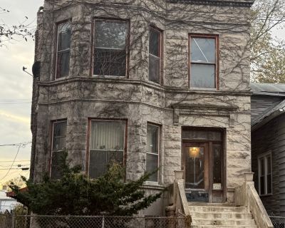 9 Bedroom 5BA Multi-Family For Sale in Chicago, IL