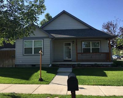 Available on: december 1. Furnished. Parking available * Students welcome * 40+ years welcome. Looking for female housemate to share 2/bedroom, 2/bath house in Belgrade. Includes private furnished bedroom, private bath, shared living room, kitchen, w/d in unit, small backyard. Located in quiet neighborhood with park and pond in walking distance. Dog lovers preferred :) Reduced rent in exchange ...