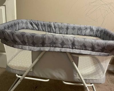 Portable baby bassinet with bed sheet