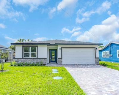 Available on: now. Furnished. Pet friendly. Parking available * Internet included * LGBTQ+ friendly * Cat friendly * Dog friendly * Students welcome * 40+ years welcome. Welcome Home! Lovely room in this new house available to rent. Enjoy modern amenities, central heating and a quiet neighborhood. Ideal for professionals and students. Ready to move in now. Rent: $800.00/month (services included...