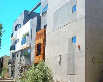 2 Bedroom 2BA 1050 ft Furnished Condo For Rent in Los Angeles, CA