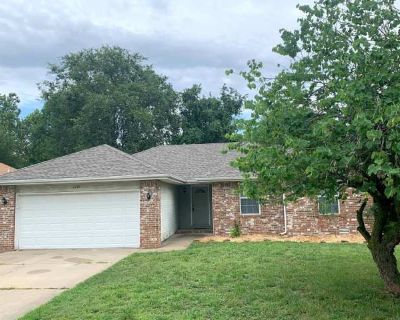 Southwest Springfield 3 Bed / 2 Bath Home with Garage Pre-Leasing Now!. image_url. W/D hookup Patio / balcony Pet friendly Garage Fireplace Unit Amenities fireplace patio / balcony w/d hookup Property Amenities pet friendly parking garage cats allowed dogs allowed. Pets allowed. 3 Bedroom. 2 Bathroom. 1378 ft