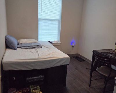 Available on: now. Furnished. Pet friendly. Parking available * Internet included * LGBTQ+ friendly * Cat friendly * Dog friendly * Students welcome * 40+ years welcome Ralph will require background checks for this room Learn more. Apartment Info The Edge Apartments 4 Bedroom / 4 Bathroom Private Bedroom & Bathroom Shared Kitchen / Living Room Highspeed Wi-Fi Included Stainless Steel Appliances...