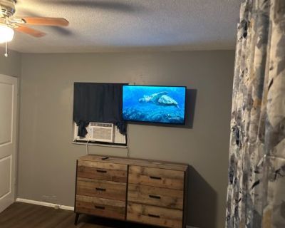 Utilities Included.
Fully-Furnished.
Clean && Comfy. 
Washer && Dryer.
Netflix Streaming.
Wifi. 
Climate-Controlled Room.