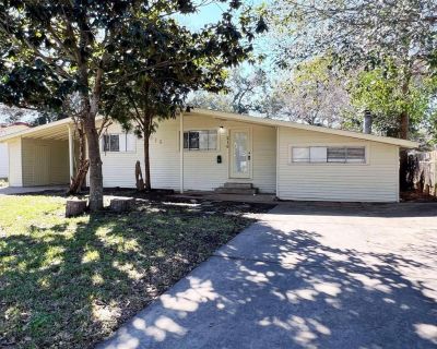 4 Bedroom 2BA 1811 ft Single Family Detached House For Rent in Lake Jackson, TX