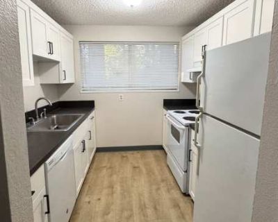 3 Bedroom 2BA 1376 ft Pet-Friendly Apartment For Rent in Gladstone, OR