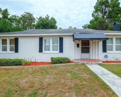 AMAZINGLY WELL-KEPT HOME IN CENTRAL LAKELAND.