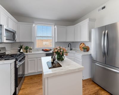 2 Bedroom 2BA 1100 ft Pet-Friendly Apartment For Rent in Chicago, IL