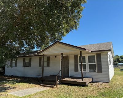 3 Bedroom 2BA 1152 ft Single Family House For Sale in Moore Haven, FL