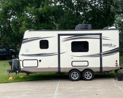 2016 Forest River Rockwood Mini Lite 21'. Large fridge/freezer, 1 slide out for