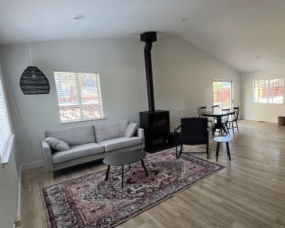 3 Bedroom 2BA 1280 ft Furnished Pet-Friendly Single Family Home For Rent in Truckee, CA