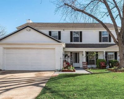 Quiet & Cozy with Spacious Kitchen & Fenced Yard (id. 11005) (Has an Apartment)...