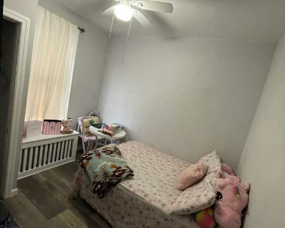 Private room with shared bathroom in an apartment with 4 roomies